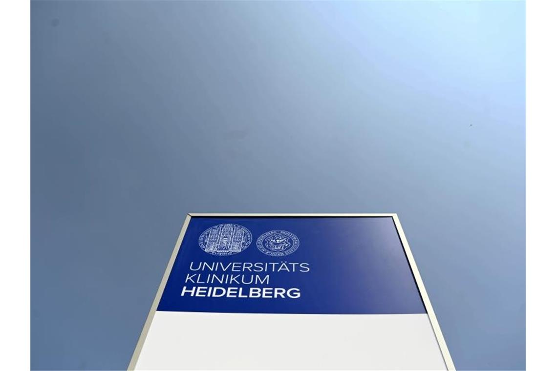 Ein Logo des Universitäts Klinikum Heidelberg. Foto: Uli Deck/dpa/Archivbild