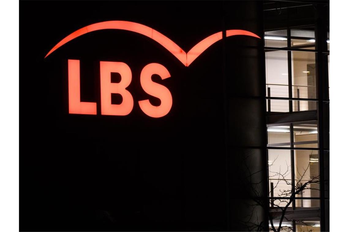 LBS Südwest profitiert von Wunsch nach Eigenheim Ein Logo leuchtet an der LBS Norddeutsche Landesbausparkasse Berlin - Hannover. Foto: Julian Stratenschulte/dpa/Symbolbild