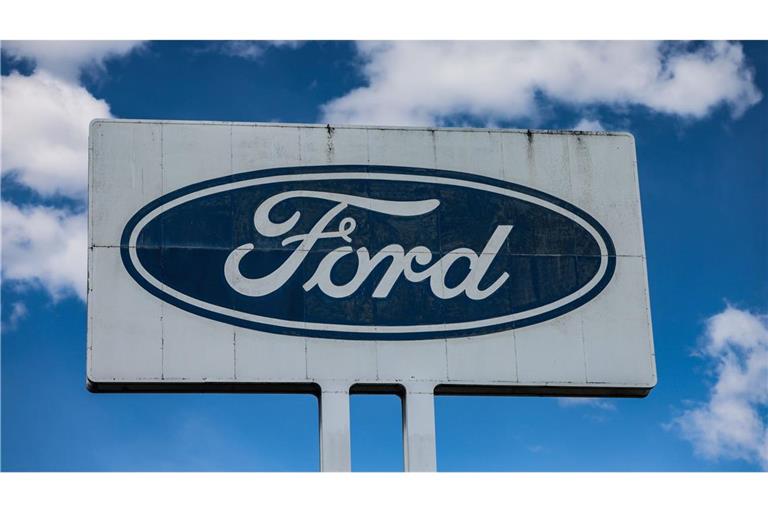 Ein Logo steht vor dem Ford Werk bei gutem Wetter - wirtschaftlich gesehen sind die Perspektiven des Ford-Autogeschäfts in Europa düster.