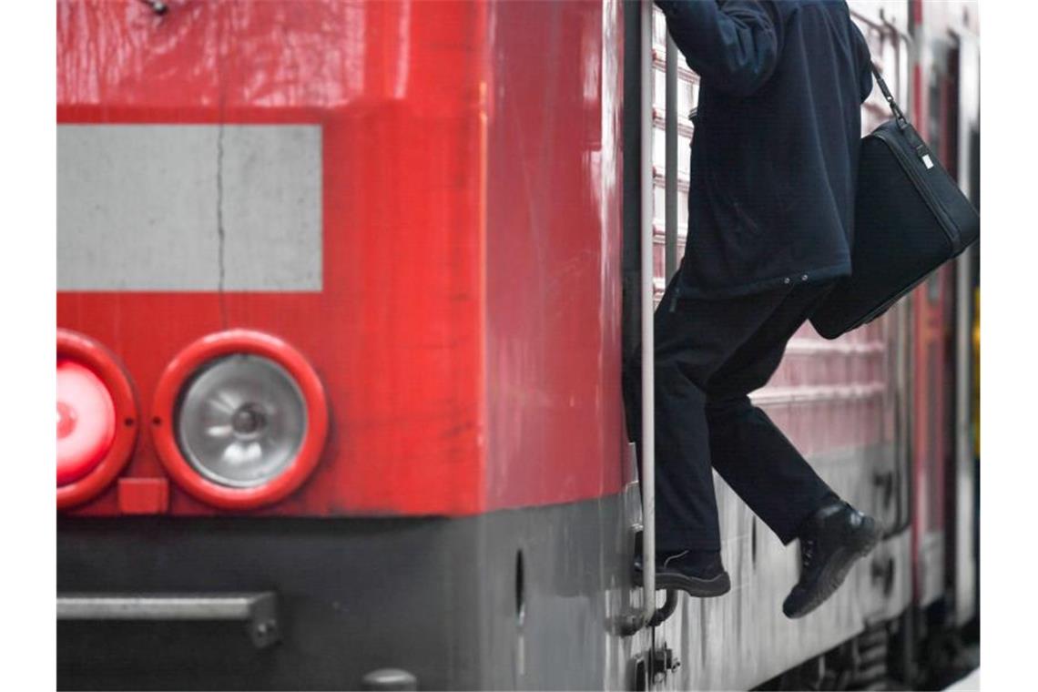 Ein Lokführer an seinem Arbeitsplatz. Foto: Arne Dedert/Archivbild