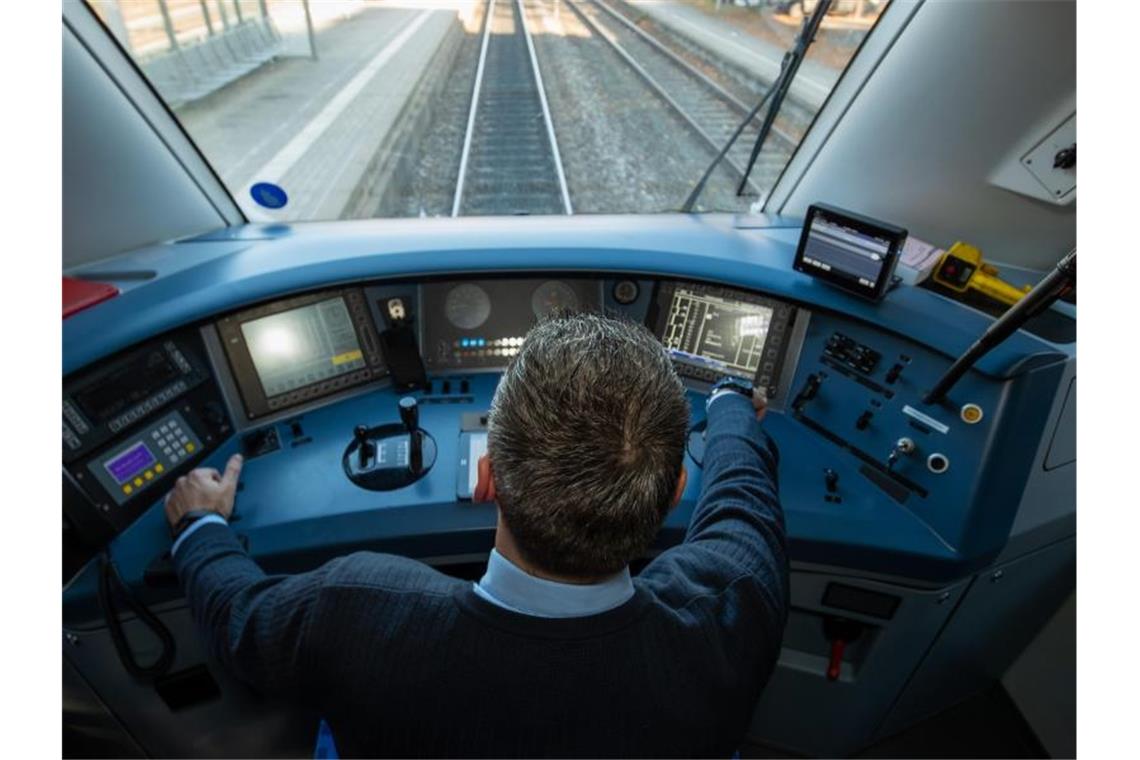 Bahnunternehmen stellten 2018 besonders viele Lokführer ein Ein Lokführer im Führerstand eines Diesel-Triebwagens der Deutschen Bahn. Foto: Daniel Karmann/dpa