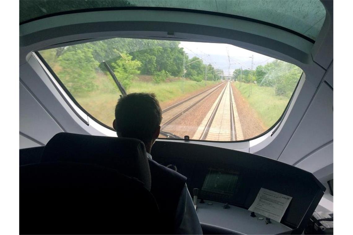 Lokführermangel bei der Deutschen Bahn verschärft sich Ein Lokführer steuert einen ICE. Der Personalmangel in der Branche hat sich im vergangegen Jahr weiter verschärft. Foto: Jan Woitas/zb/dpa
