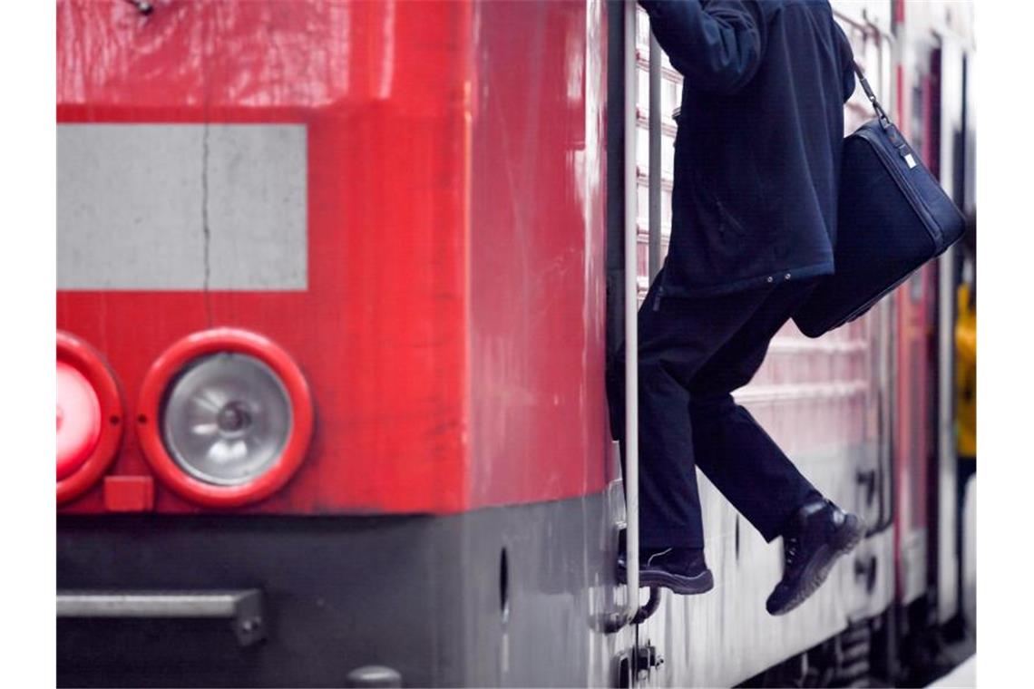 Bahn kommt bei Neueinstellungen voran Ein Lokführer verlässt den Führerstand eines Regionalzuges der Deutschen Bahn. Die Bahn stellt zusätzliche Mitarbeiter ein. Foto: Arne Dedert/dpa