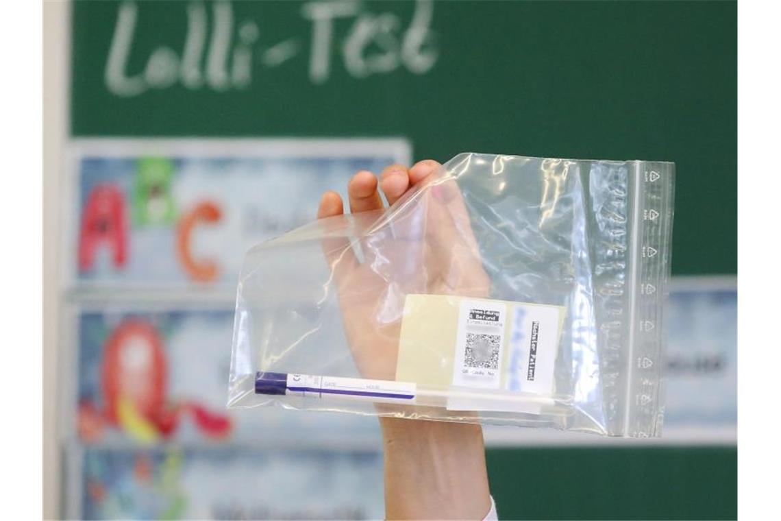 Ein Lolli-Test ist zu sehen. Foto: Roland Weihrauch/dpa/Archivbild