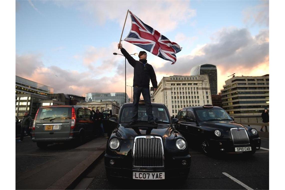 Uber verliert London-Lizenz - darf aber erstmal weiterfahren Ein Londoner Taxifahrer bei einer Demonstration gegen den Fahrdienst-Vermittler Uber. Foto: Kirsty O'connor/PA Wire/dpa