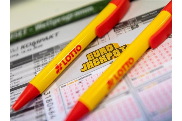 Ein Los für den Eurojackpot liegt in einer Lotto-Annahmestelle. Foto: Patrick Seeger/dpa