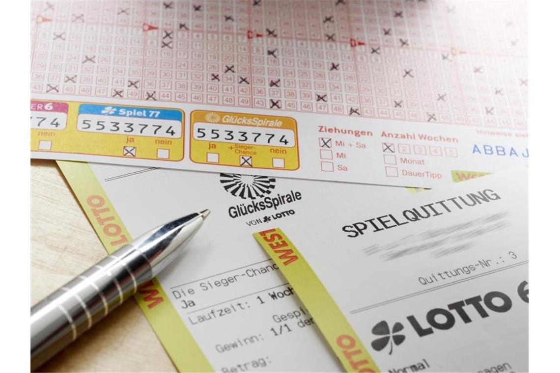 Lottospieler aus dem Landkreis Heilbronn wird Millionär Ein Lotterielos liegt auf dem Tisch. Foto: (c) Schlag und Roy GmbH/WestLotto/obs/Archivbild