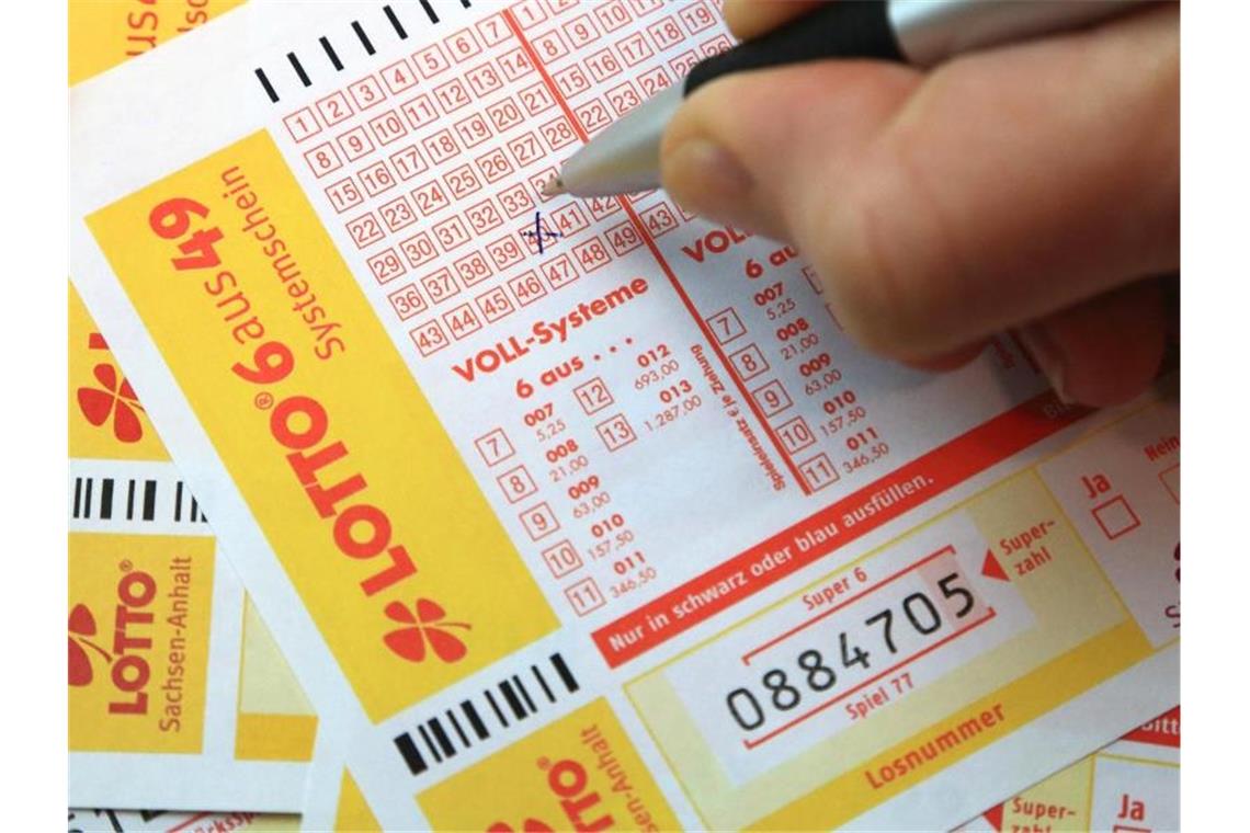 Der Südwesten spielt 2021 gern Lotto: 14 Millionengewinne Ein Lotto-Spielschein wird ausgefüllt. Foto: Jens Wolf/zb/dpa