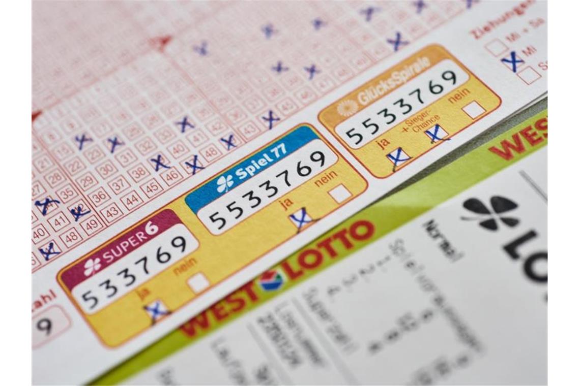 Lottospieler aus Donaueschingen gewinnt 10,7 Millionen Euro Ein Lottoschein liegt auf dem Tisch. Foto: (c) Schlag und Roy GmbH/WestLotto/obs/Archivbild