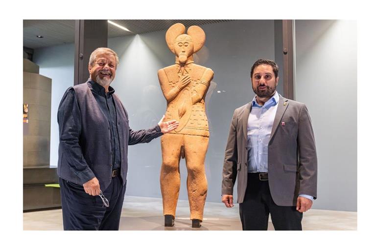 Ein Luftbild, das Werner Erk (li.) 1988 vom Glauberg aufnahm, ebnete den Weg zur Entdeckung des weltberühmten Keltenfürsten. Marcus Coesfeld (re.) leitet das Museum, das zur Präsentation der Statue und weiterer Fundstücke errichtet wurde.