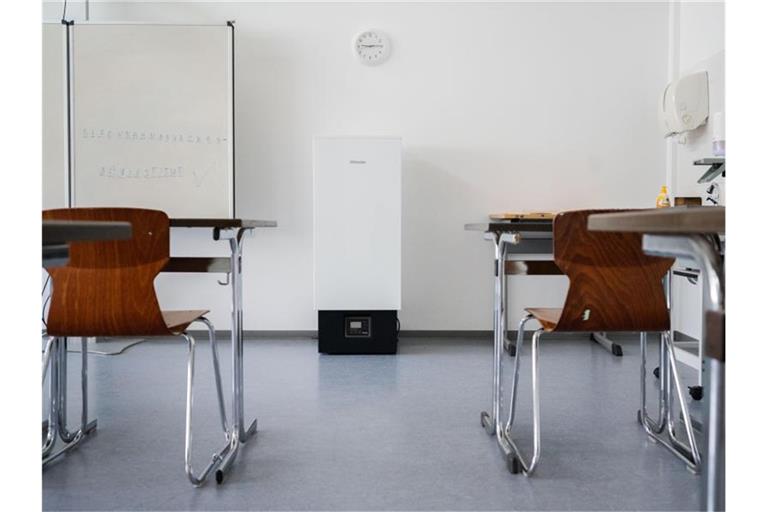 Ein Luftfilter der Firma Miele steht in einem Klassenraum. Foto: Julian Stratenschulte/dpa