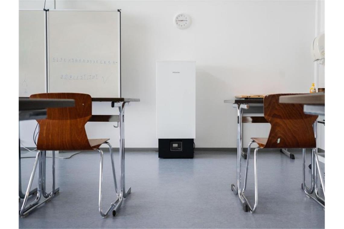 Lehrer-Verband: Start des Luftfilter-Programms zu spät Ein Luftfilter steht in einem Klassenraum. Foto: Julian Stratenschulte/dpa/Symbolbild/Archiv