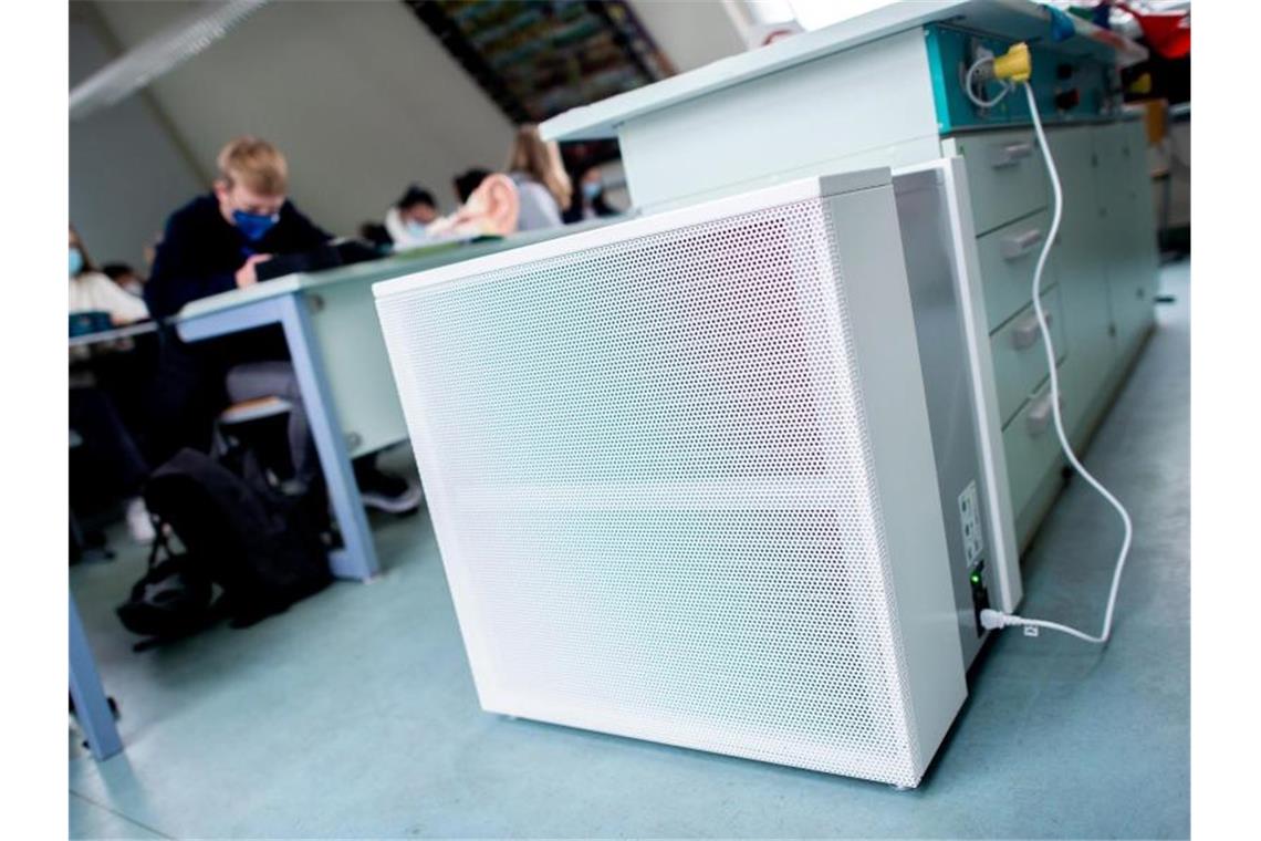 Delta: SPD fordert Filter in allen Klassenzimmern Ein Luftfiltergerät steht in einem Fachraum eines Gymnasiums. Foto: Hauke-Christian Dittrich/dpa/Symbolbild