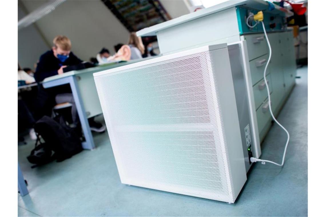 Landesregierung plant Zuschüsse für Luftfilter in Schulen Ein Luftfiltergerät steht in einem Fachraum eines Gymnasiums. Foto: Hauke-Christian Dittrich/dpa/Symbolbild