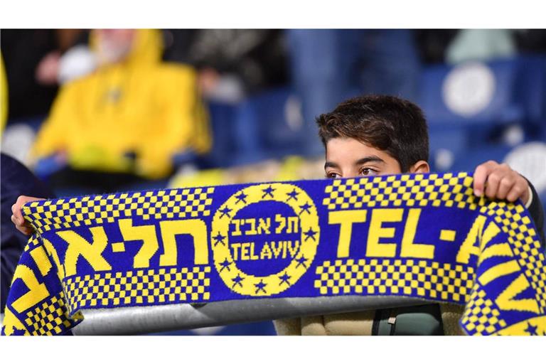 Ein Maccabi-Tel-Aviv-Fan – im Spiel gegen Aston Villa verzichtet der Verein auf sein Fankontingent (Archivfoto).