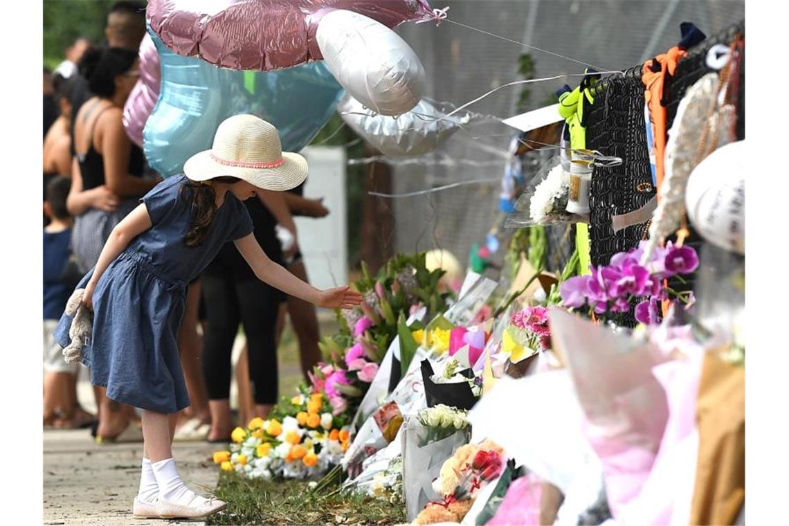 Ein Mädchen gedenkt der vier getöteten Kinder. Foto: Joel Carrett/AAP/dpa