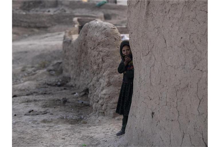 Ein Mädchen in dem afghanischen Dorf Kamar Kalagh. Foto: Petros Giannakouris/AP/dpa