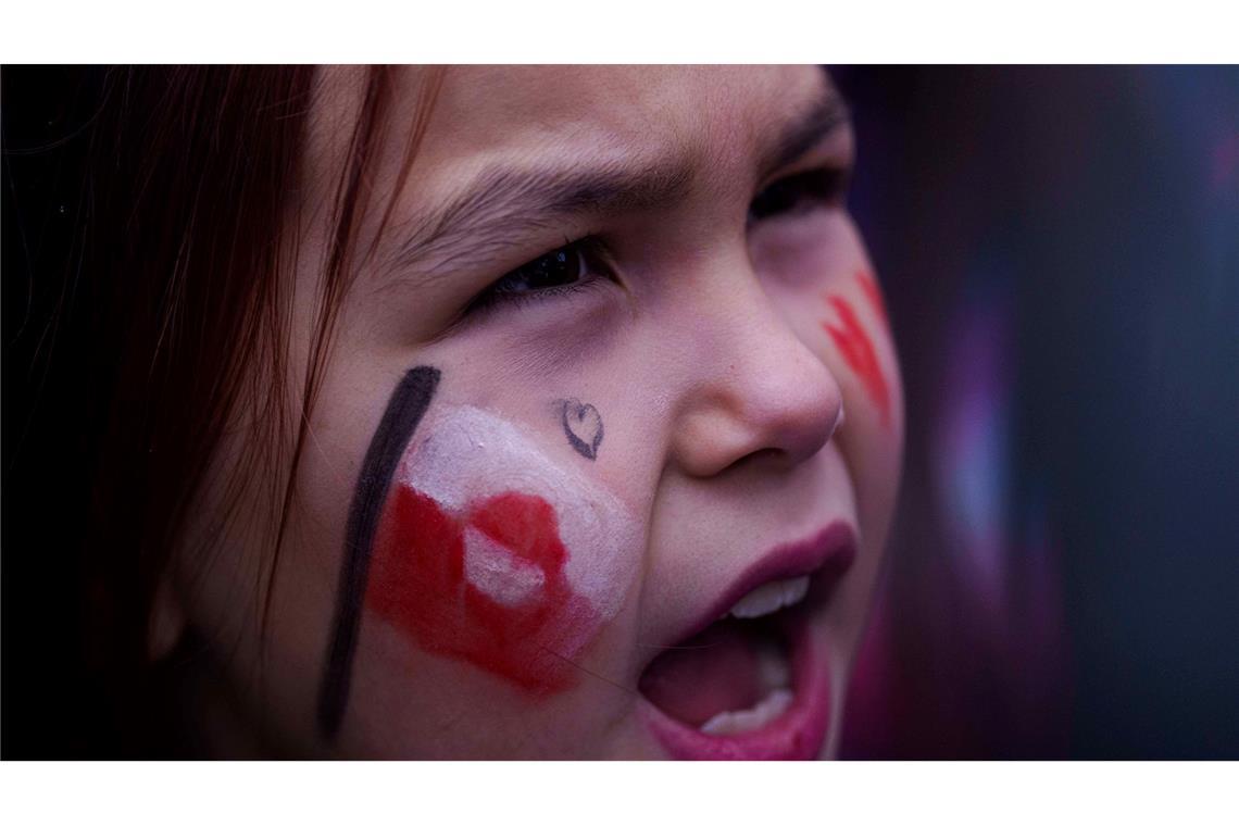 Ein Mädchen schreit bei einem Protest gegen die Grönlandpläne von US-Präsident Trump vor dem US-Konsulat in Nuuk.