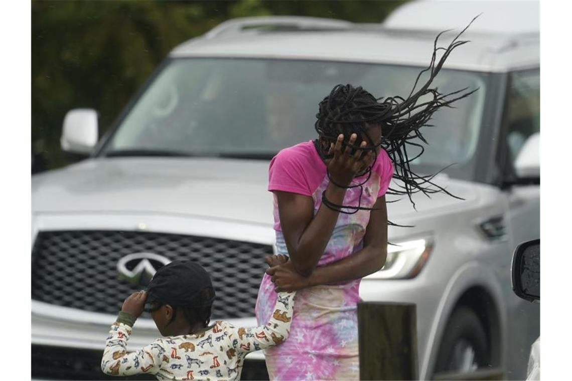 Ein Mädchen schützt ihr Gesicht vor Wind und Regen, während der Hurrikan „Ida“ durch New Orleans zieht. Foto: Eric Gay/AP/dpa