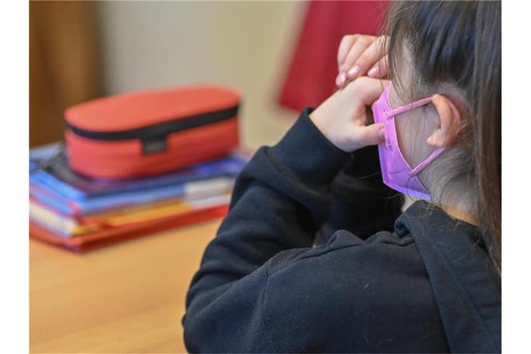 Ein Mädchen trägt eine Maske im Unterricht in einer Grundschule in Frankfurt (Oder). Foto: Patrick Pleul/dpa-Zentralbild/dpa