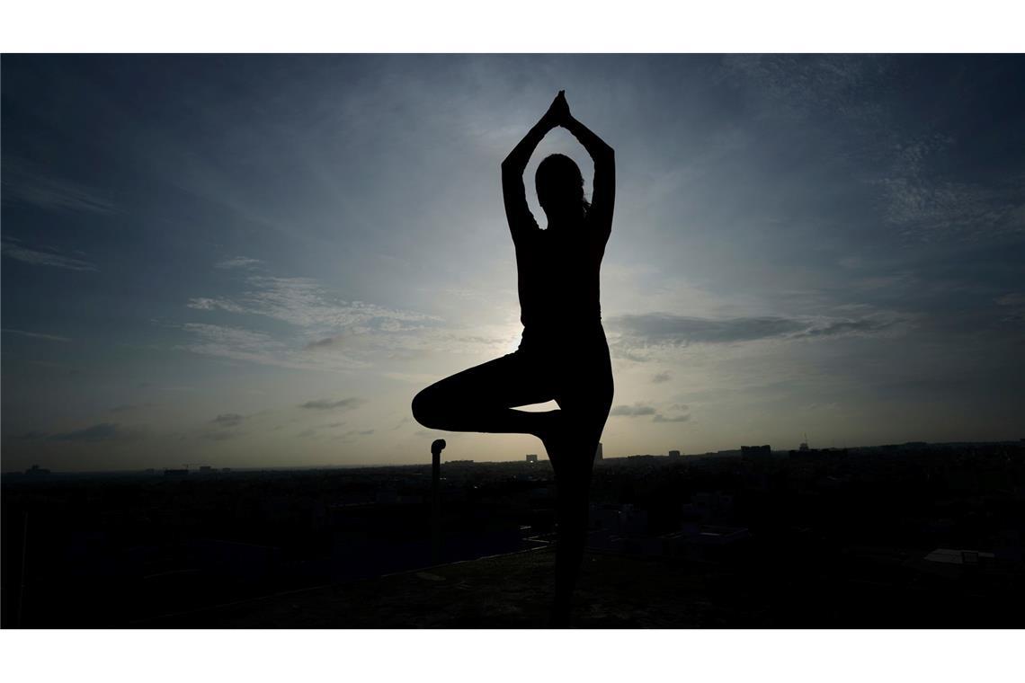 Bilder des Tages Ein Mädchen übt Yoga in Indien