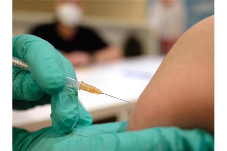 Ein Mädchen wird gegen das Coronavirus geimpft. (Archivbild). Foto: Sebastian Willnow/dpa-Zentralbild/dpa