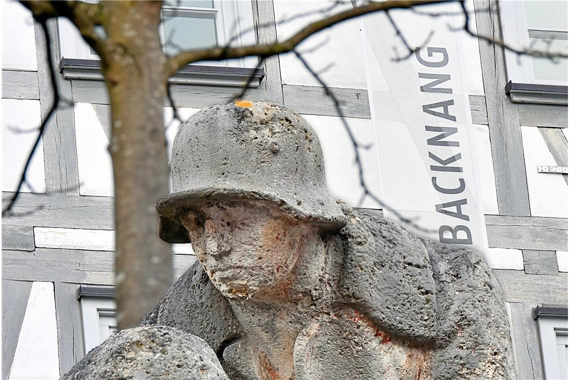Ein Mahnmal aus Steingegen den Krieg unweit des Marktbrunnens in Backnang, Mahnw...