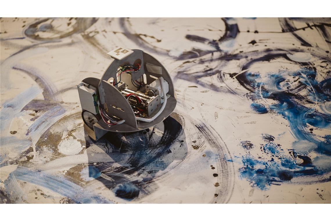 Ein malender Roboter: zu sehen gibt es das im Kunstverein in Heilbronn.