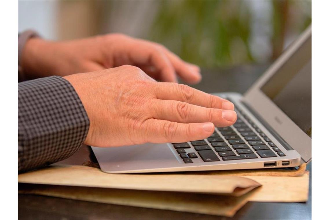 Neue Plattform für freiwillige Pflegekräfte Ein Mann an einem Laptop. Foto: Christoph Soeder/dpa/Symbolbild