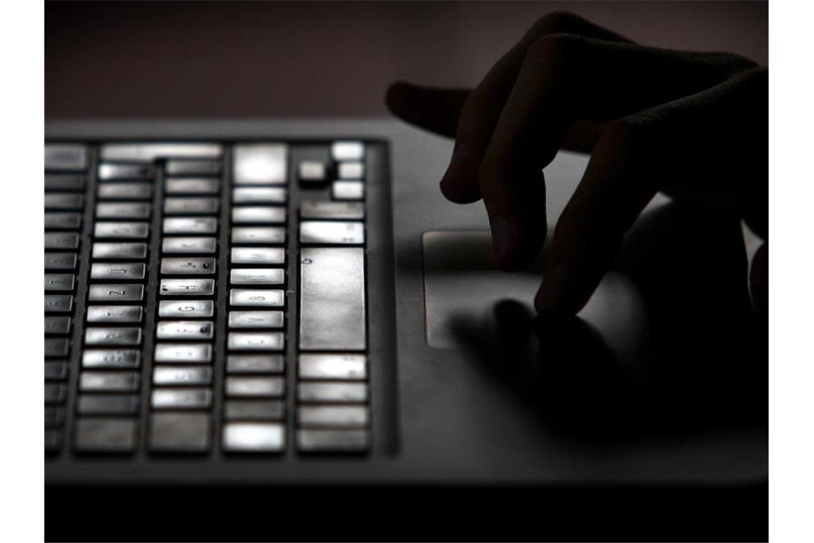 Ein Mann arbeitet an der Tastatur eines Laptops. Foto: Karl-Josef Hildenbrand/Archivbild