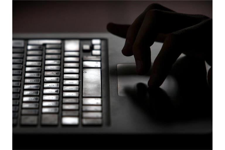 Ein Mann arbeitet an der Tastatur eines Laptops. Foto: Karl-Josef Hildenbrand/Archivbild