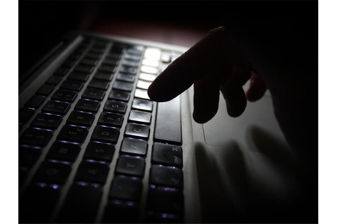 Ein Mann arbeitet an der Tastatur eines Laptops. Foto: Karl-Josef Hildenbrand/Archiv