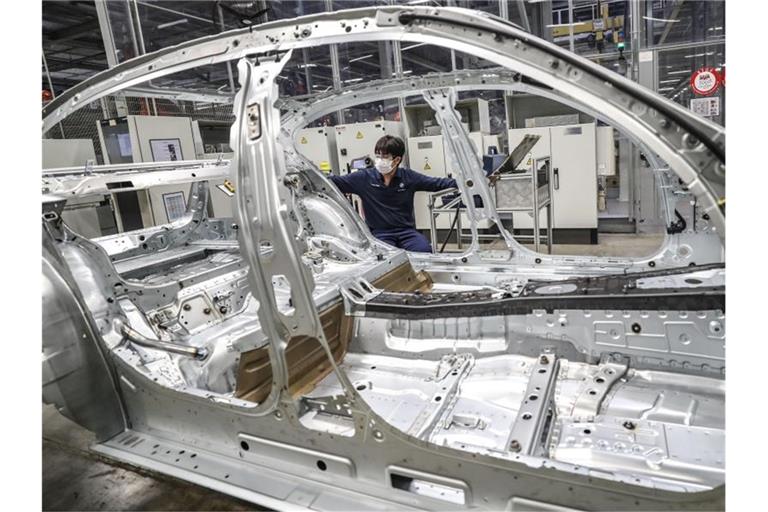 Ein Mann arbeitet im Tiexi-Werk von BMW Brilliance Automotive (BBA). BMW hat die Mehrheit an dem Gemeinschaftswerk mit dem chinesischen Autobauer Brilliance in China übernommen. Foto: Pan Yulong/XinHua/dpa