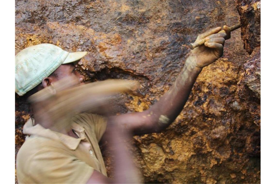 Ein Mann arbeitet in einer Mine im Kongo. Foto: picture alliance / Jürgen Bätz/dpa
