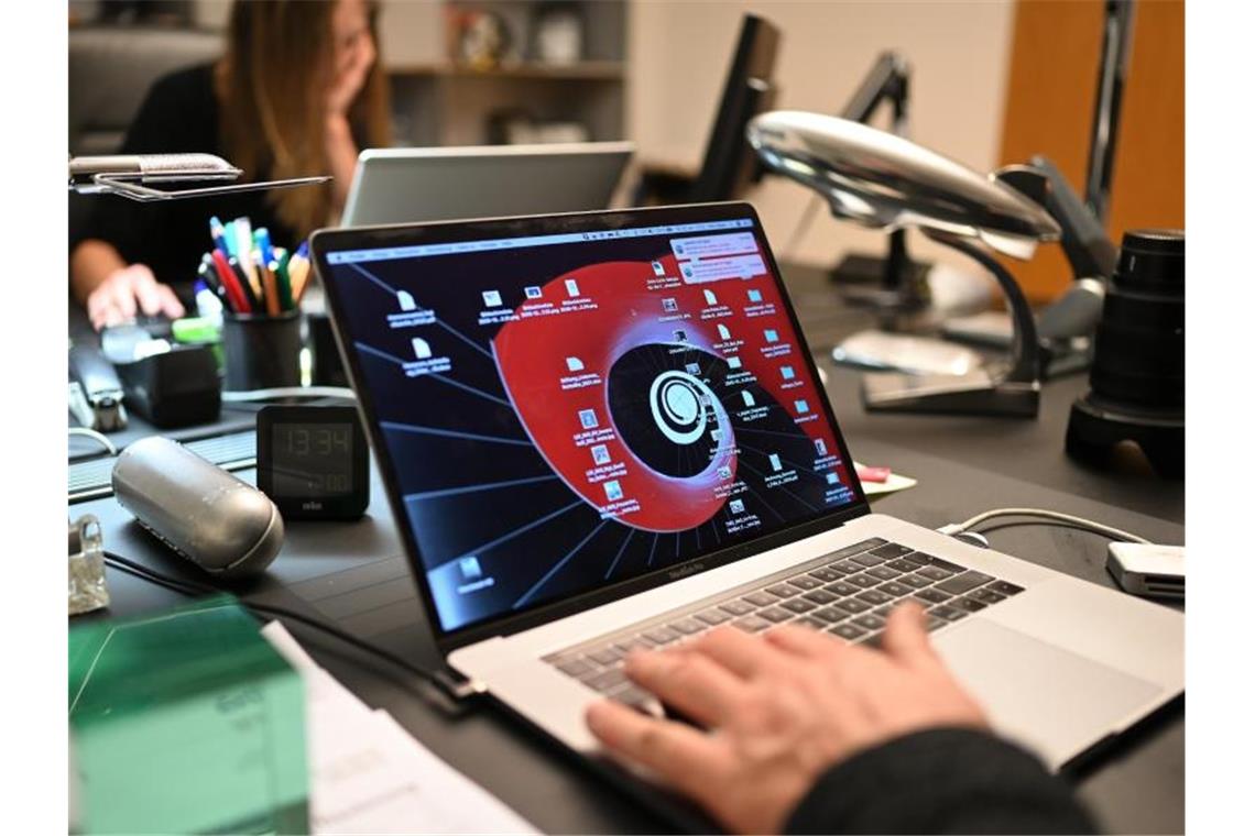 Ein Mann arbeitet zuhause an einem Laptop im Homeoffice. Foto: Felix Kästle/dpa/Symbolbild