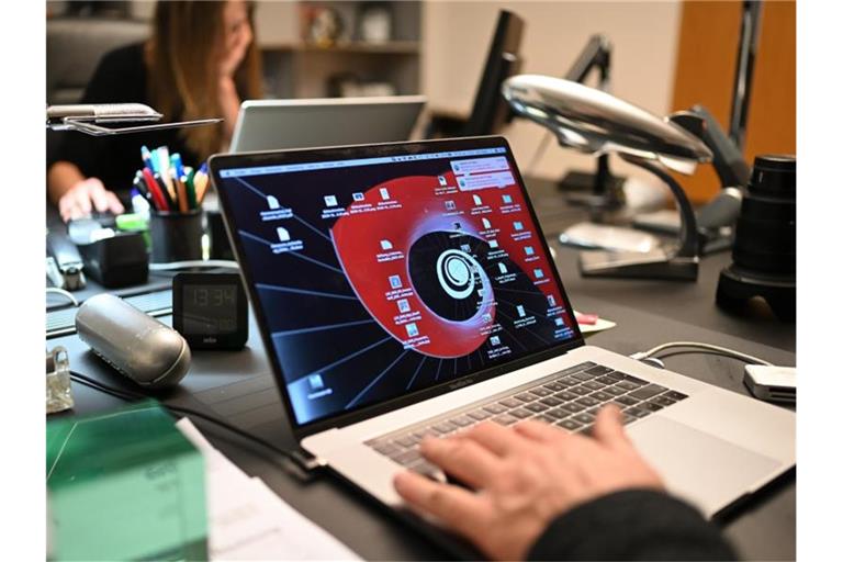 Ein Mann arbeitet zuhause an einem Laptop im Homeoffice. Foto: Felix Kästle/dpa/Symbolbild