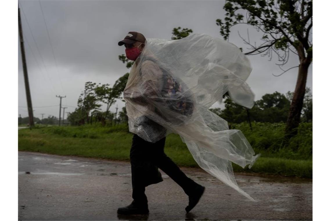 Gefährlich starker Hurrikan „Ida“ zieht auf US-Golfküste zu Ein Mann auf einer Straße in der kubanischen Provinz Mayabeque. Foto: Ramon Espinosa/AP/dpa