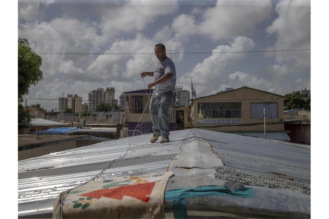 Ein Mann befestigt in San Juan sein Dach vor der erwarteten Ankunft des Tropensturms „Dorian“. Foto: Gianfranco Gaglione/AP