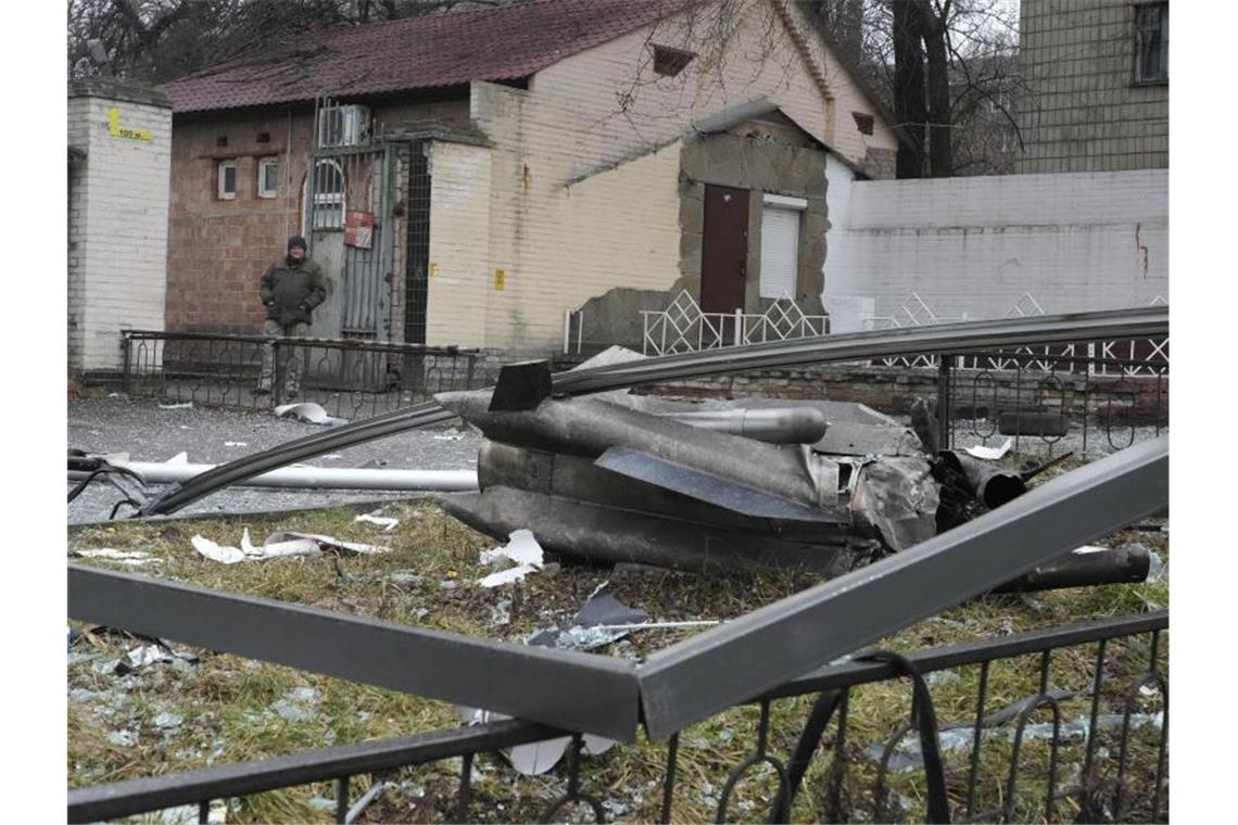 Selenskyj ordnet allgemeine Mobilmachung in Ukraine an Ein Mann begutachtet die Folgen eines russischen Raketenangriffs in Kiew. Foto: Efrem Lukatsky/AP/dpa