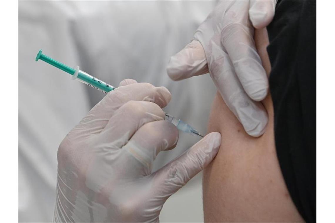 Weiterhin deutliche Mehrheit für allgemeine Impfpflicht Ein Mann bekommt eine Schutzimpfung gegen Covid-19 mit dem Wirkstoff von Biontech/Pfizer. (Archivbild). Foto: Patrick Pleul/dpa-Zentralbild/dpa
