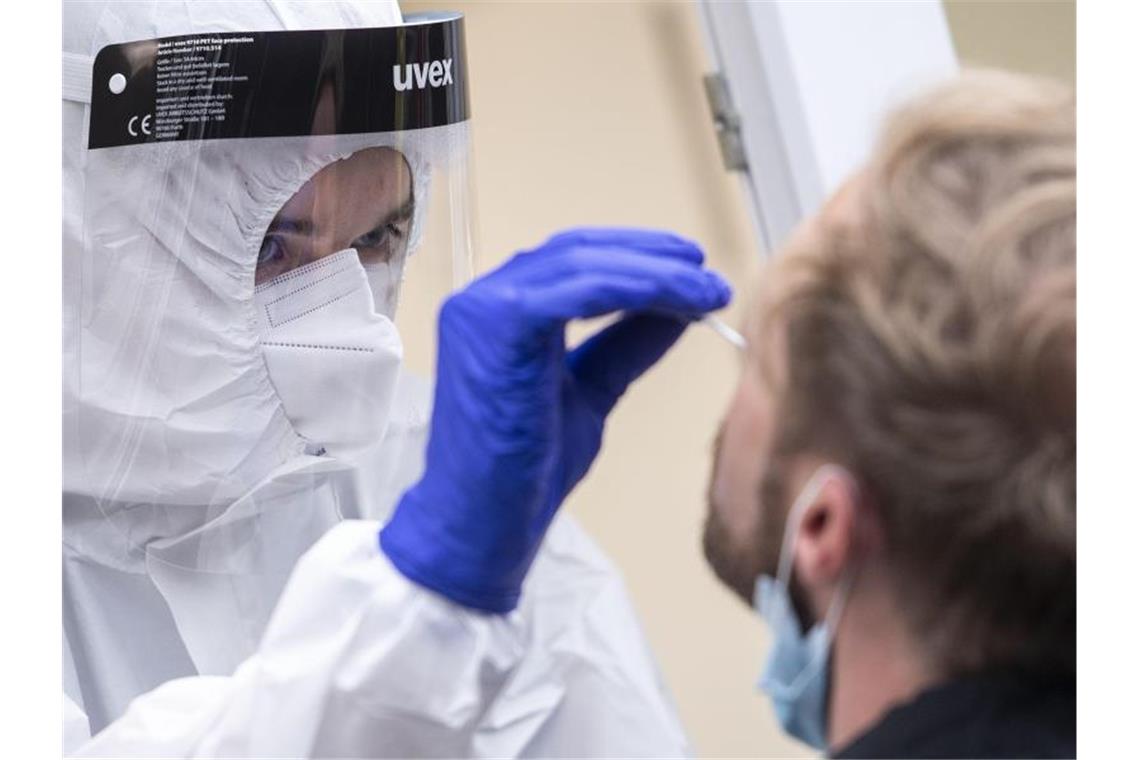 Ist man mit positivem Coronatest in jedem Fall ansteckend? Ein Mann bekommt einen Nasenabstrich an der Corona-Teststation am Kölner Hauptbahnhof. Foto: Marius Becker/dpa