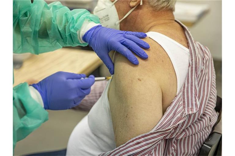Ein Mann bekommt seine Corona-Impfung. (Archivbild). Foto: Malte Krudewig/dpa