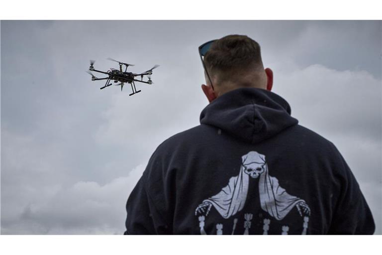 Ein Mann beobachtet eine ukrainische Drohne an einem ungenannten Ort in der Ukraine. (Archivbild)