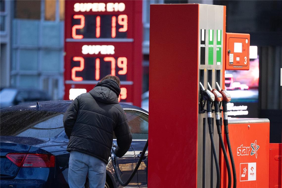Ein Mann betankt an einer Tankstelle vor einer Preistafel ein Auto. Durch den Iran-Krieg und die damit verbundene Blockade der Straße von Hormus sind die Spritpreise in Deutschland deutlich angestiegen.
