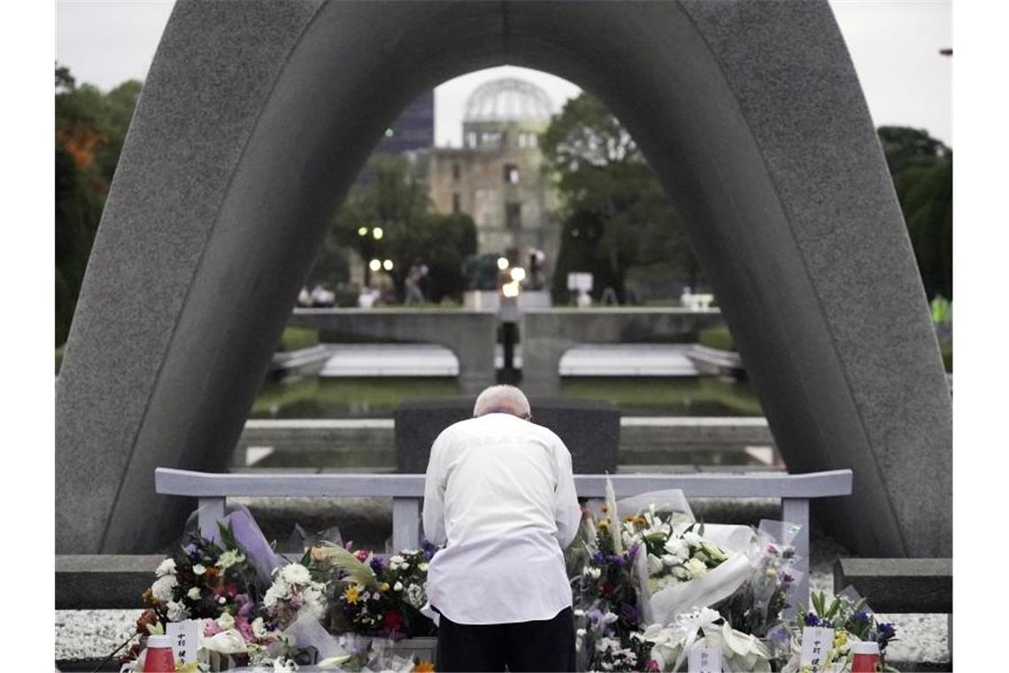 Japan gedenkt des Atombombenabwurfs auf Hiroshima Ein Mann betet vor dem Kenotaph in Hiroshima am 75. Jahrestag des Bombenabwurfs für die Opfer. Foto: Eugene Hoshiko/AP/dpa