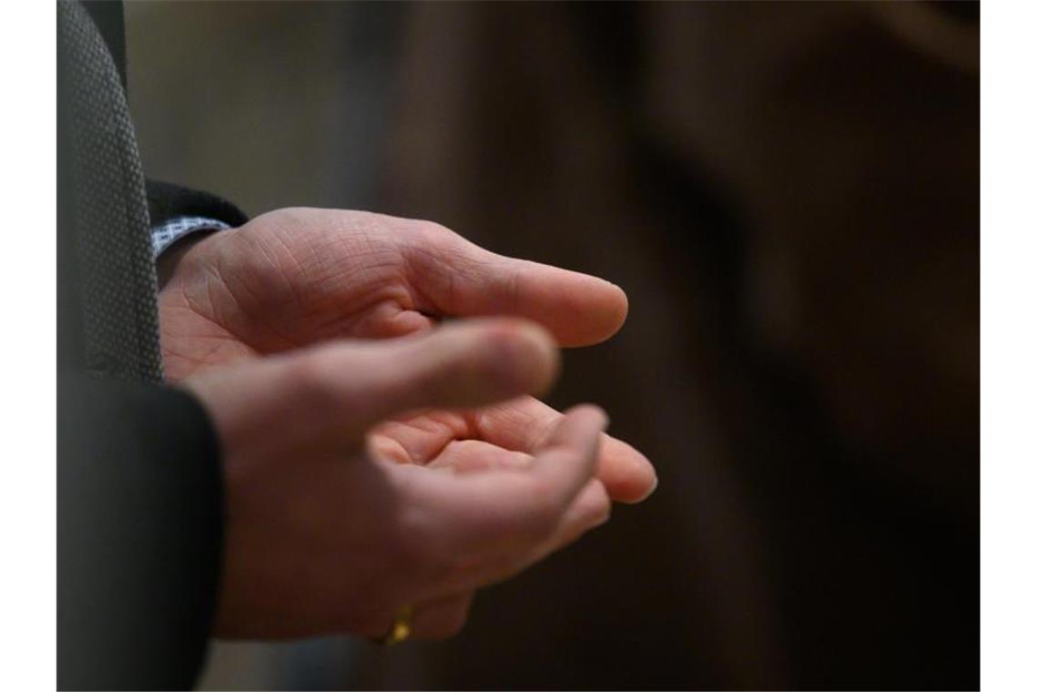 Katholiken wählen neue Kirchengemeinderäte Ein Mann betet während eines Gottesdienstes. Foto: Sebastian Gollnow/dpa/Symbolbild