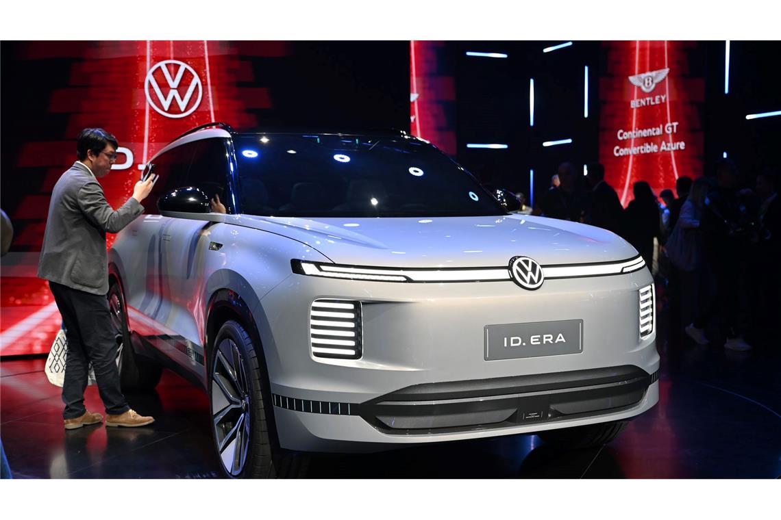 Bilder des Tages Ein Mann betrachtet in Shanghai den Volkswagen ID.Era, ein seriennahes Showcar, das auf der diesjährigen Messe Auto Shanghai vorgestellt wird.