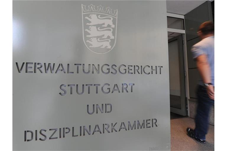 Ein Mann betritt das Gebäude des Verwaltungsgerichts in Stuttgart. Foto: Franziska Kraufmann/dpa/Archiv