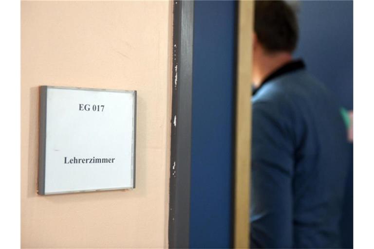 Ein Mann betritt ein Lehrerzimmer. Foto: Maurizio Gambarini/dpa/Symbolbild