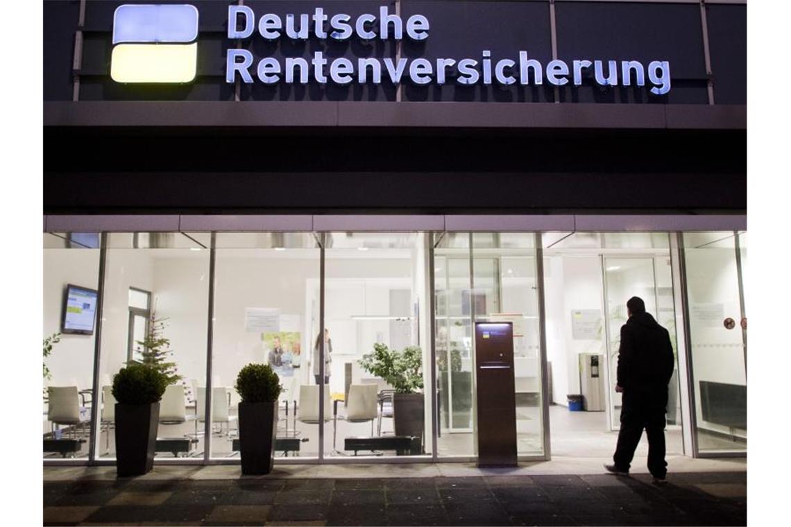 Ein Mann betritt eine Beratungsstelle der Deutschen Rentenversicherung. Foto: Julian Stratenschulte/dpa